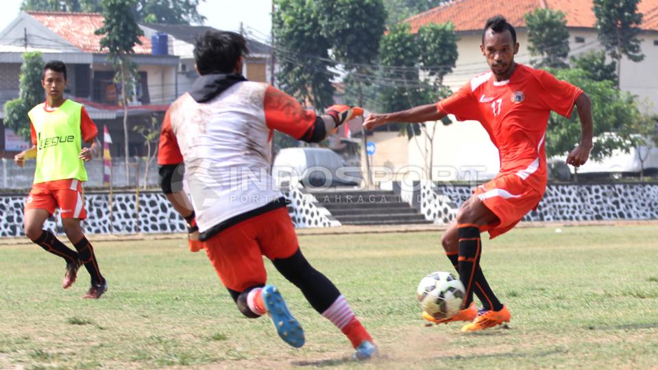 M. Nur Iskandar (kanan) saat mencetak gol ke gawang Adixi Lenzivio. 